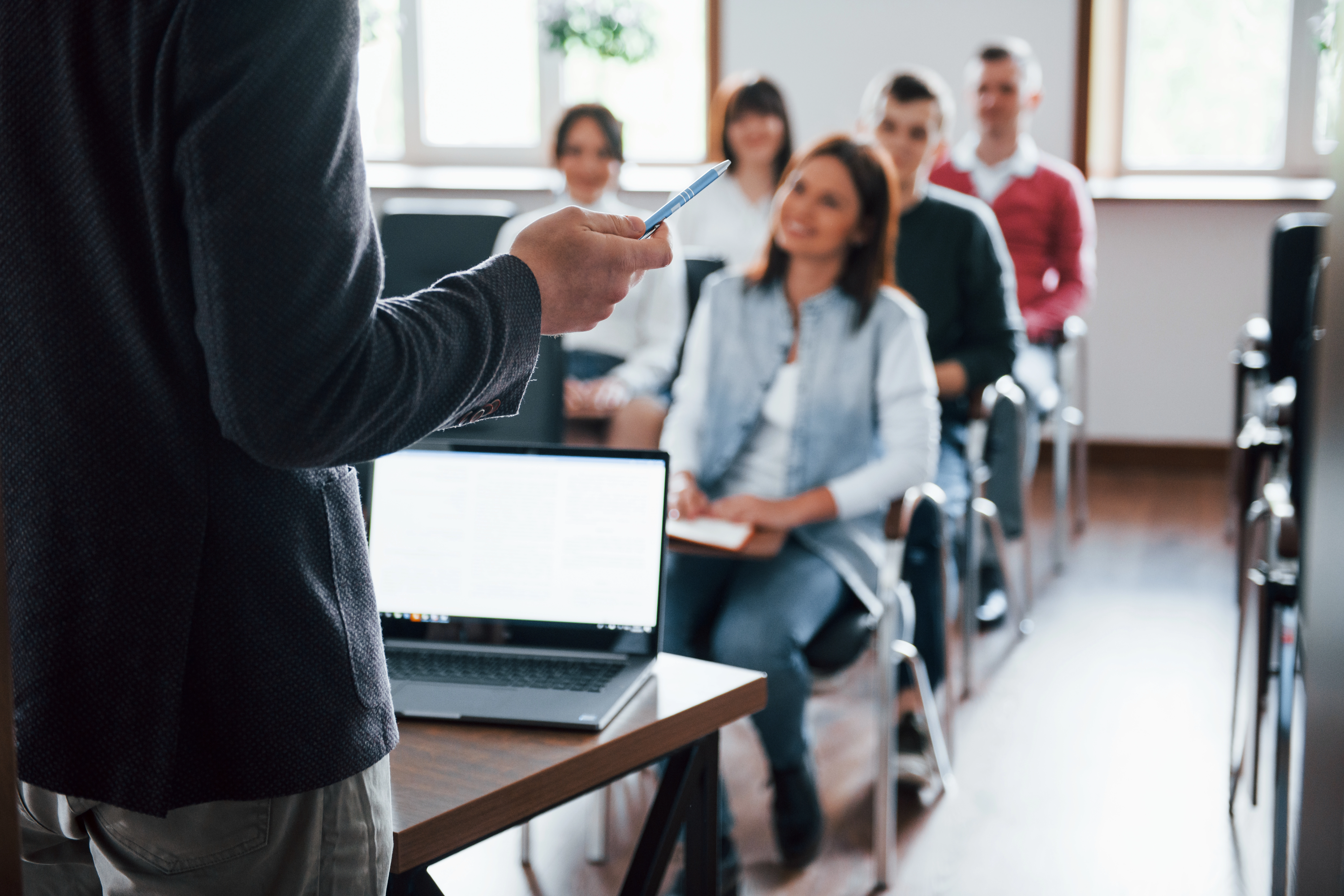 Painel pedagógico do F10 com cursos, turmas, jornada do aluno e certificados.